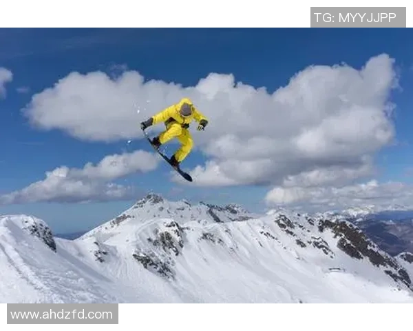 商业化浪潮席卷足球产业如何推动运动与经济的深度融合与发展